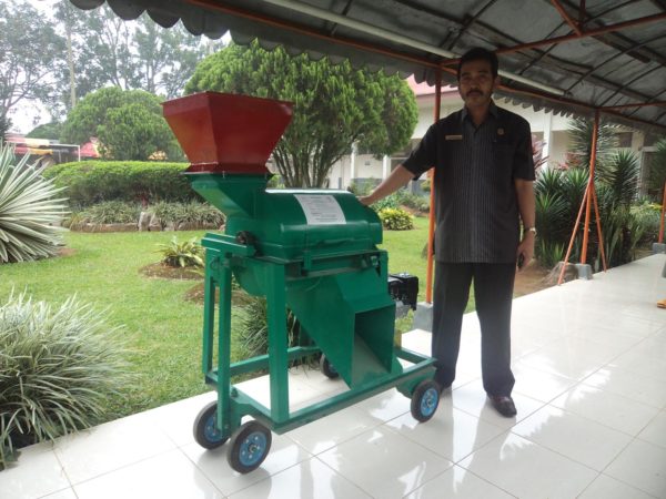 SMAN 1 Ampek Angkek terima bantuan mesin pencacah sampah dari BPLH Kab. Agam