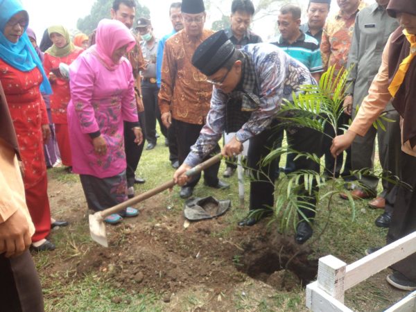 Bapak Bupati Agam lakukan Pekan Pencanangan Penghijauan di SMAN 1 Ampek Angkek
