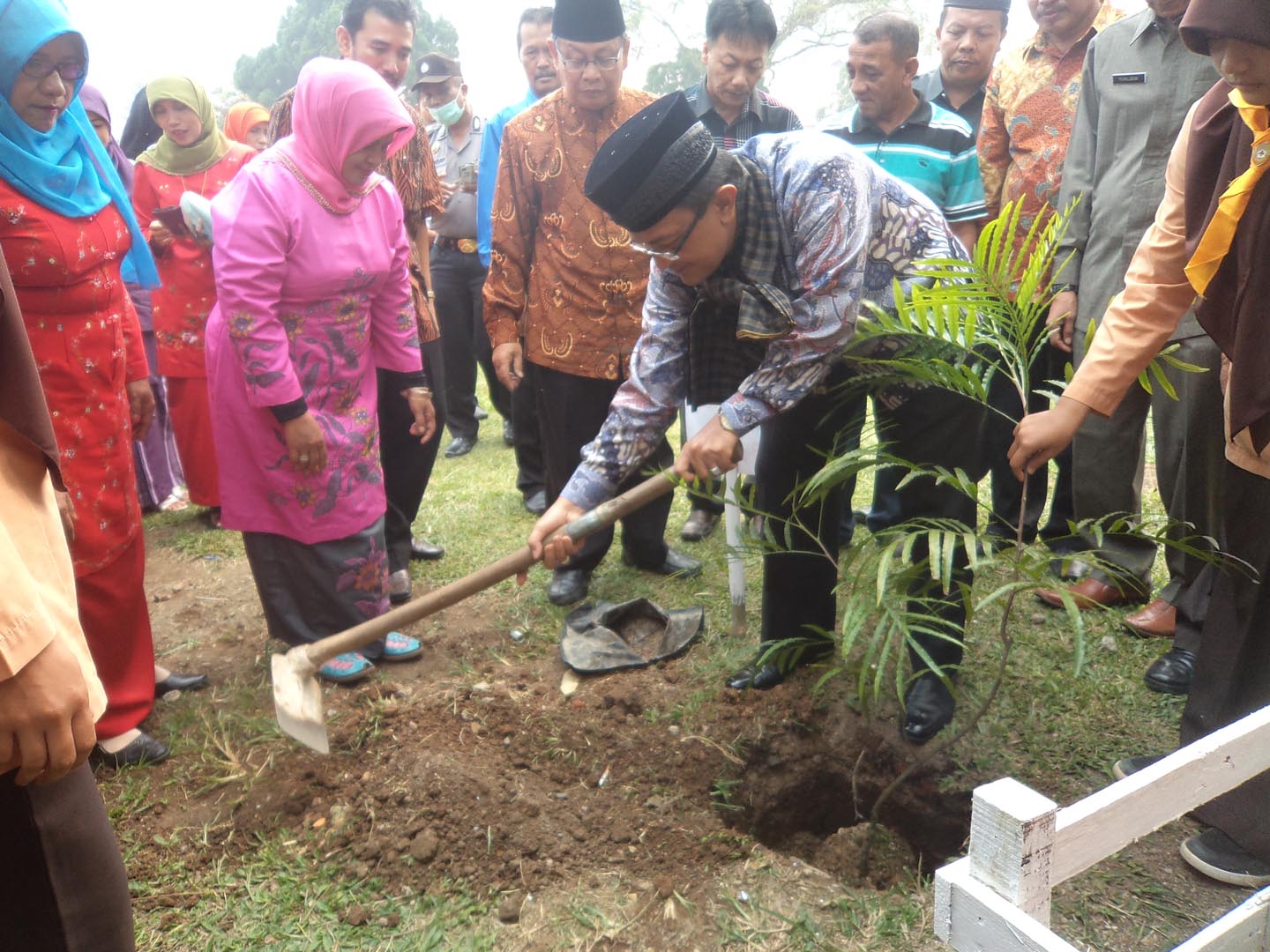 Bapak Bupati Agam lakukan Pekan Pencanangan Penghijauan di SMAN 1 Ampek Angkek