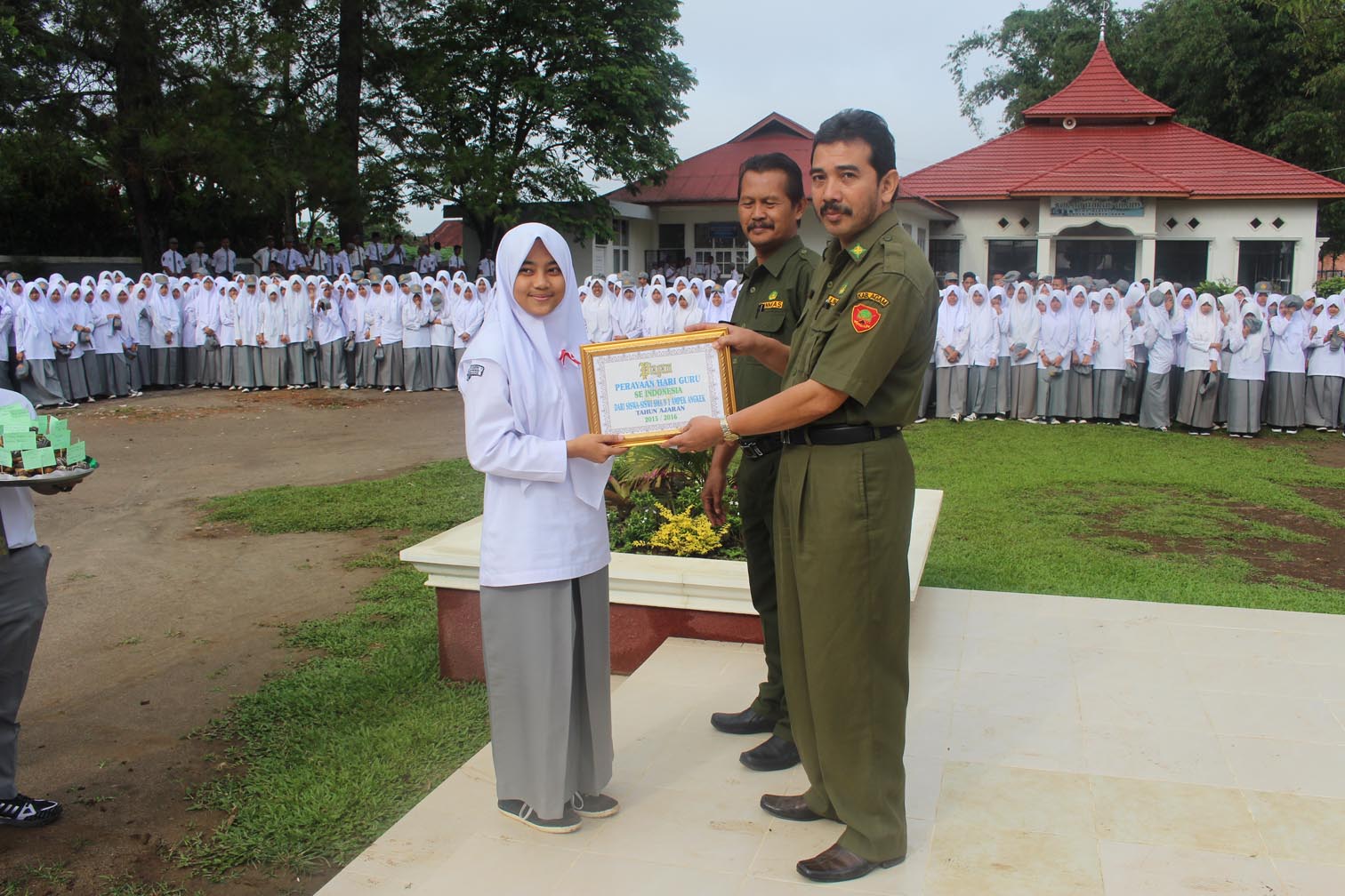 SMAN 1 Ampek Angkek Peringati Hari Guru Nasional