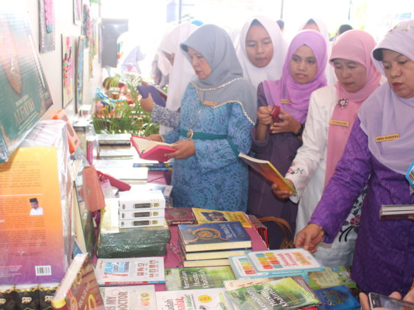 SMAN 1 Ampek Angkek adakan Bazar Buku dan Pameran Seni Kriya
