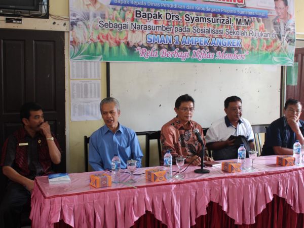 Kepala Dinas Pendidikan dan Kebudayaan Propinsi Sumatera Barat sosialisasikan Sekolah Rujukan di SMAN 1 Ampek Angkek
