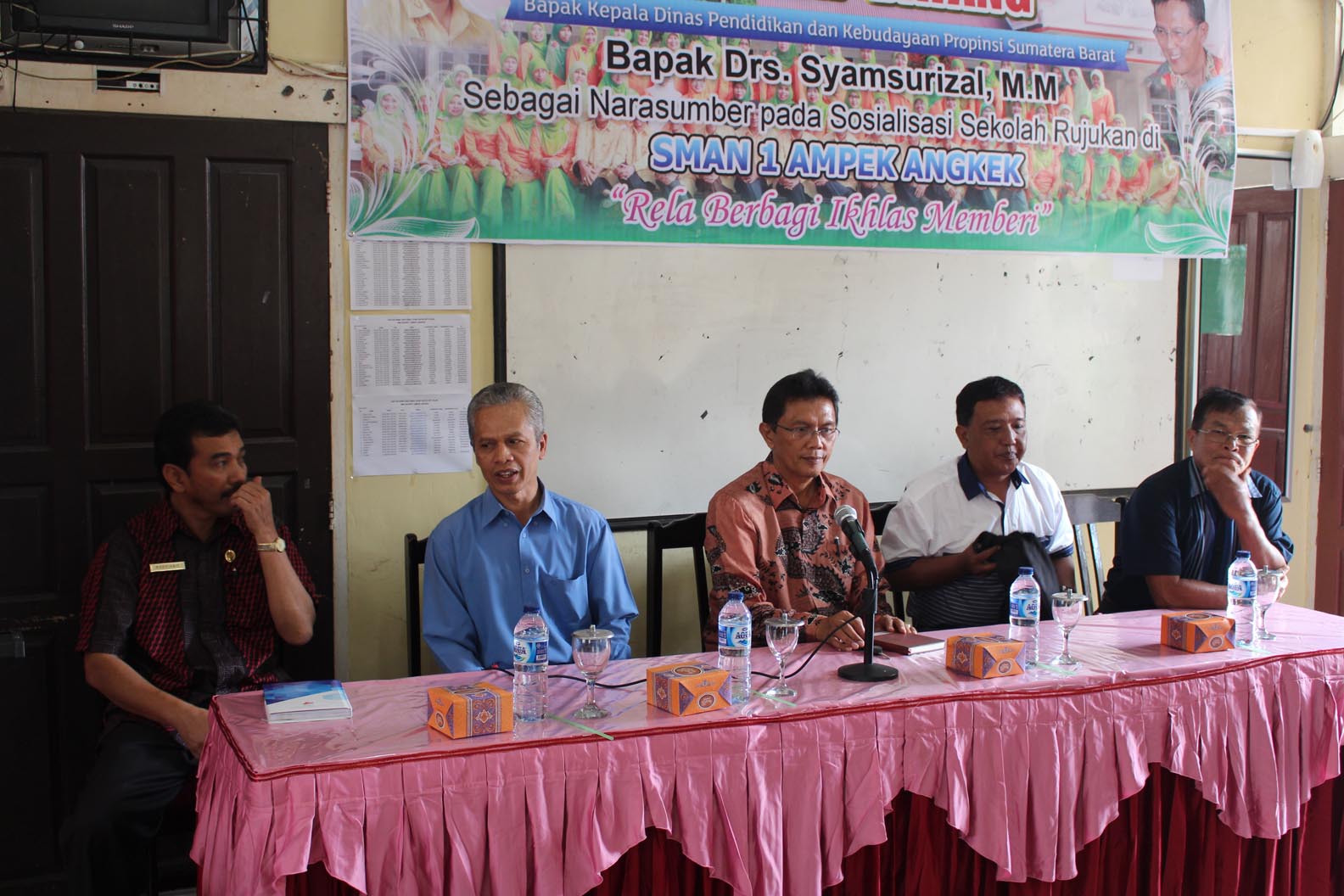 Kepala Dinas Pendidikan dan Kebudayaan Propinsi Sumatera Barat sosialisasikan Sekolah Rujukan di SMAN 1 Ampek Angkek