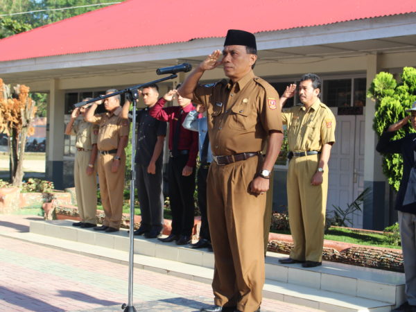 Kepala Dinas Kesehatan Kabupaten Agam menjadi Pembina Upacara di SMAN 1 Ampek Angkek
