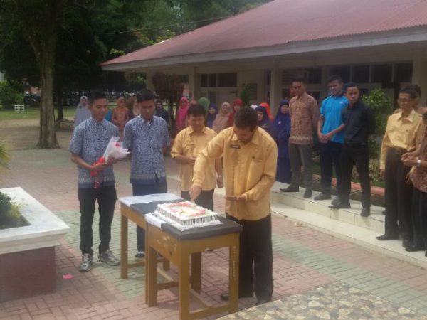 Siswa SMAN 1 Ampek Angkek Rayakan Hari Guru