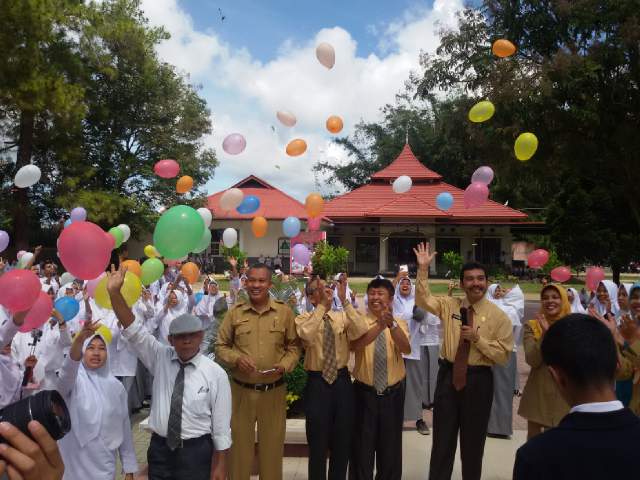 Siswa Kelas XII Lepas Balon Harapan