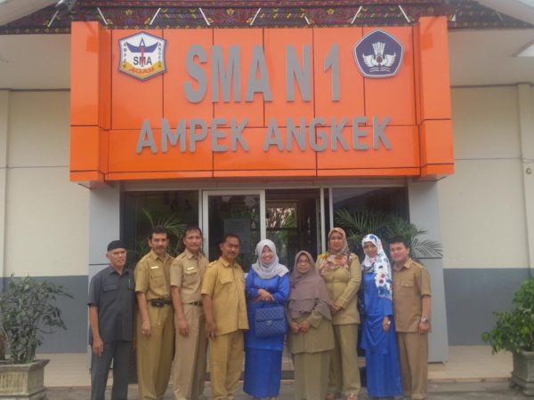SMAN 1 Lubuk Basung Berkunjung Ke Perpustakaan SMAN 1 Ampek Angkek