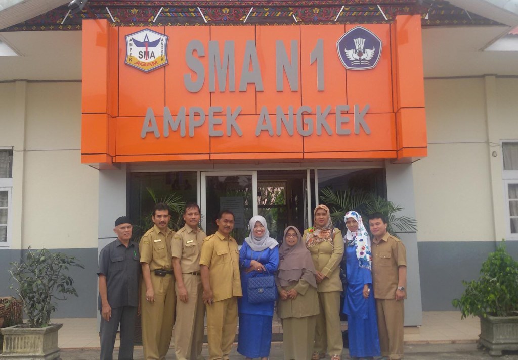 SMAN 1 Lubuk Basung Berkunjung Ke Perpustakaan SMAN 1 Ampek Angkek