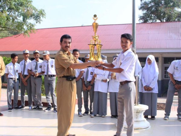 Tim Sepak Bola SMANIVA Raih Juara Pertama pada kompetisi yang diadakan MTI Candung