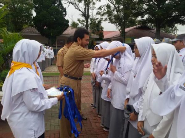 Kepala SMAN 1 Ampek Angkek Kukuhkan Wartawan Majalah Sekolah
