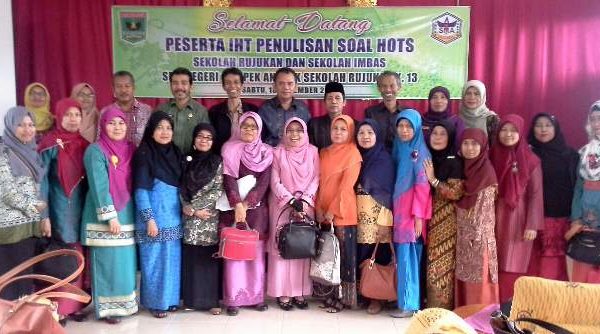 SMAN 1 Ampek Angkek adakan Pelatihan Penulisan Soal HOTS