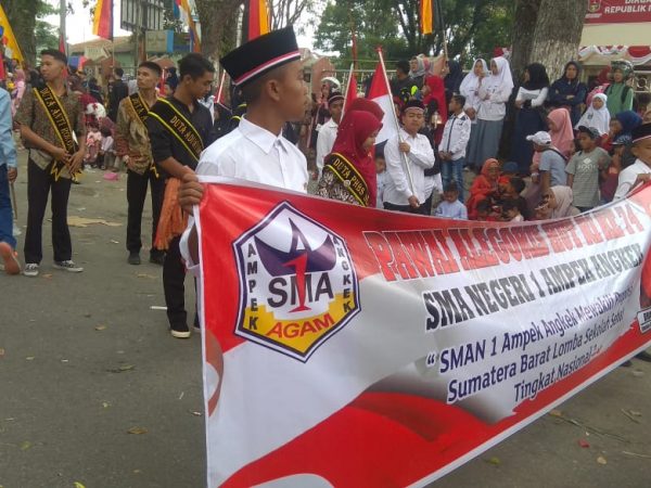 SMAN 1 Ampek Angkek mengikuti Pawai Aligoris di Bukittinggi