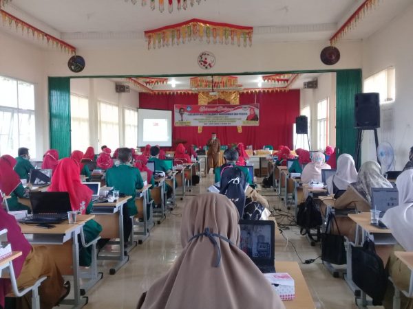 SMAN 1 Ampek Angkek Mengadakan IHT Pemanfaatan Aplikasi Microsoft 365 Dalam Mendukung Pembelajaran Secara Daring