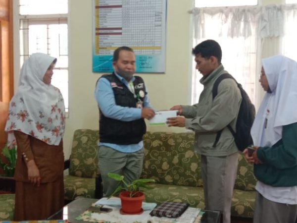SMAN 1 Ampek Angkek Serahkan Bantuan Bencana Alam ke ACT Sumbar
