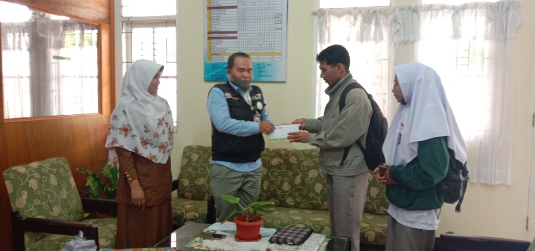 SMAN 1 Ampek Angkek Serahkan Bantuan Bencana Alam ke ACT Sumbar