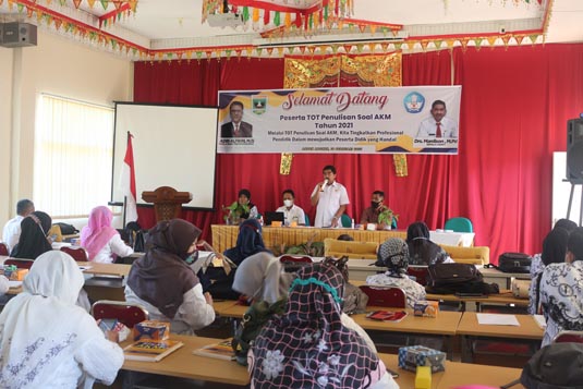 Kacabdin Wilayah I Buka Sosialisasi Penulisan Soal AKM di SMAN 1 Ampek Angkek