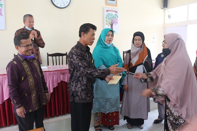 SMAN 1 Ampek Angkek Mengadakan Perpisahan dengan Guru dan Tenaga Administrasi yang sudah Purna tugas