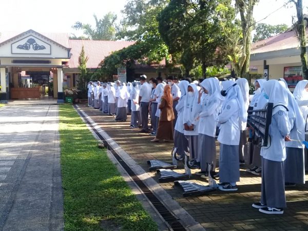 SMAN 1 Ampek Angkek Melaksanakan Upacara Bendera di Awal Bulan Oktober