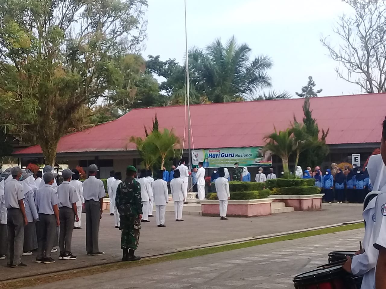 Dandramil Ampek Angkek Canduang Bertindak sebagai Pembina Upacara di SMAN 1 Ampek Angkek
