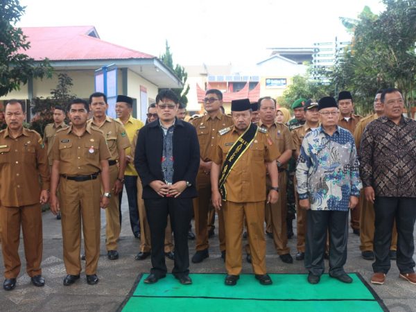 Bupati Agam Bertindak Sebagai Pembina Upacara di SMAN 1 Ampek Angkek