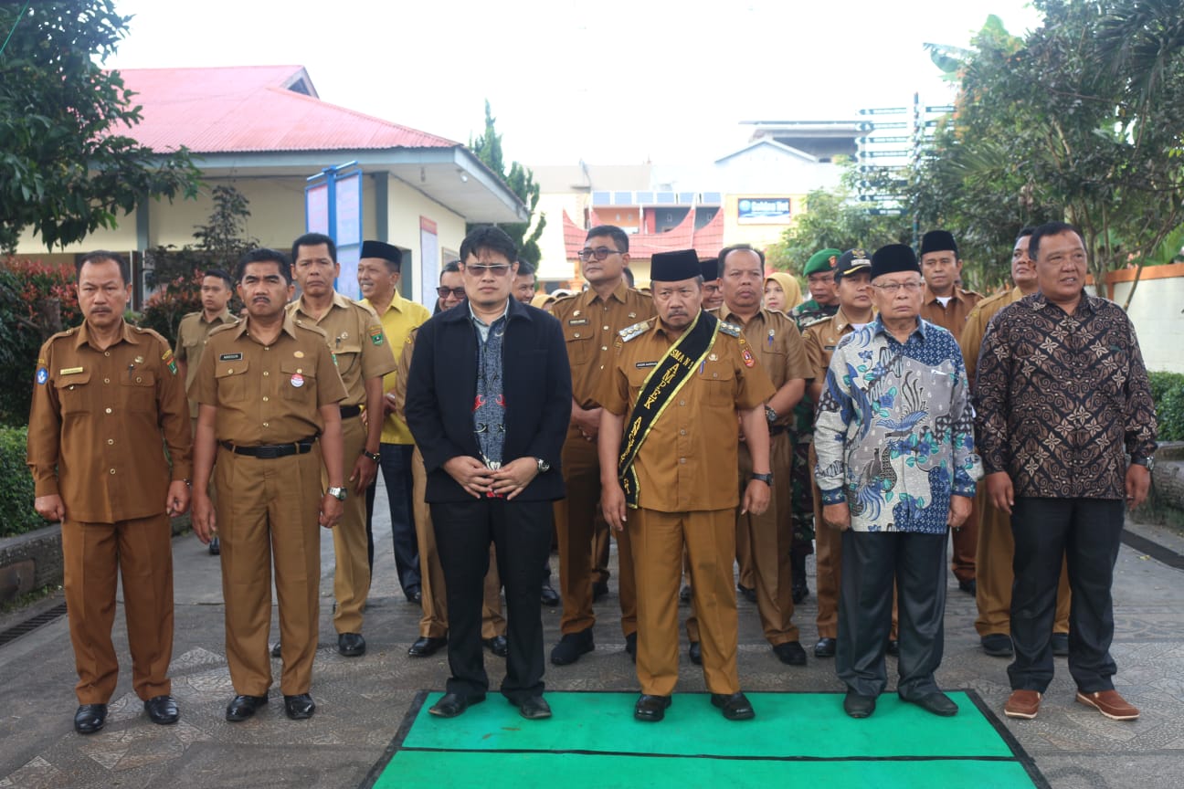 Bupati Agam Bertindak Sebagai Pembina Upacara di SMAN 1 Ampek Angkek