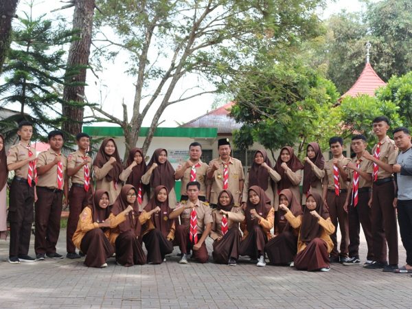 Kepala sekolah Lantik  Anggota Pramuka Kelas XII Menjadi  Penegak Bantara