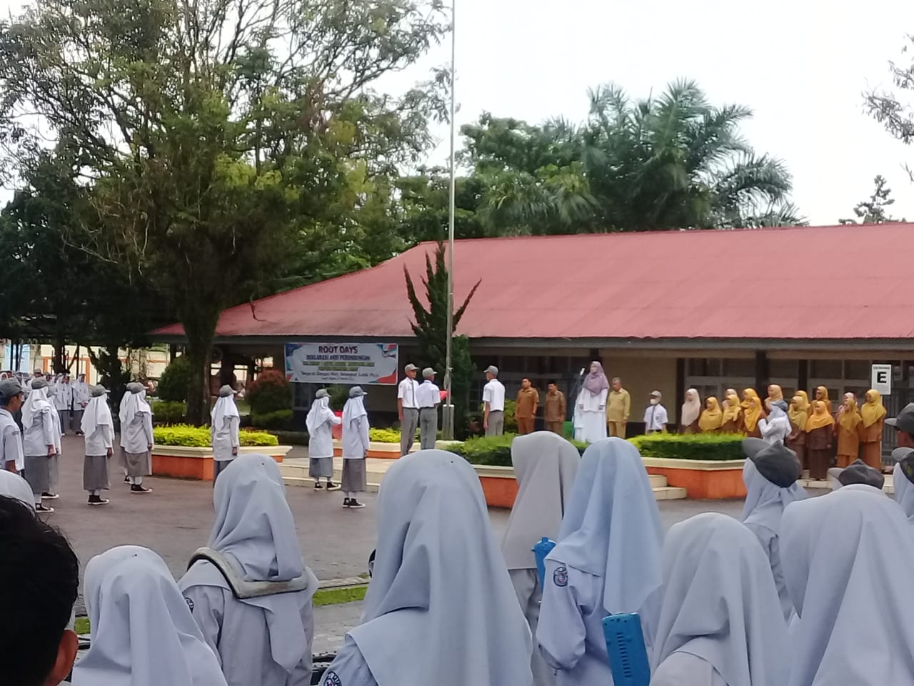 Kepala Puskesmas Biaro Bertindak Sebagai Pembina Upacara di SMAN 1 Ampek Angkek