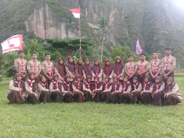 Pramuka SMA Negeri 1 Ampek Angkek Laksanakan Pemasangan Kacu