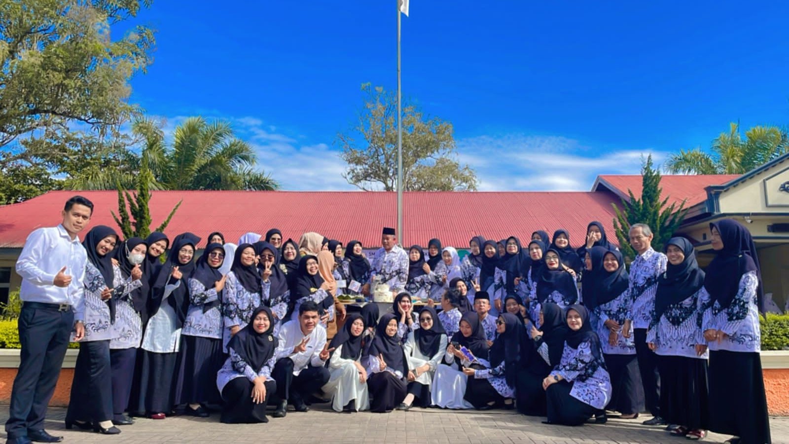 SMA Negeri 1 Ampek Angkek Memperingati Hari Guru Nasional yang ke-77