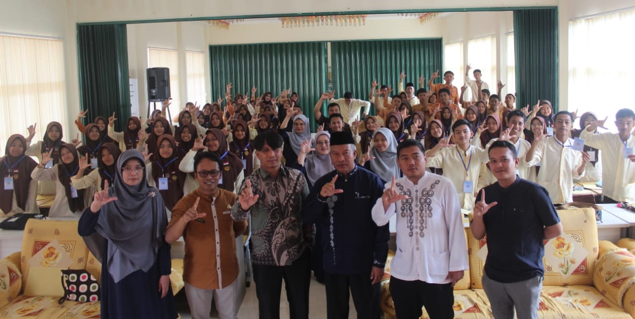 SMA Negeri 1 Ampek Angkek Mengadakan Pelatihan Penulisan Antologi Puisi
