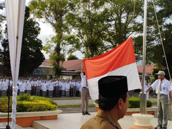 Bapak Drs. H. Asra Faber, MM Bertindak Sebagai Pembina Upacara di SMA Negeri 1 Ampek Angkek