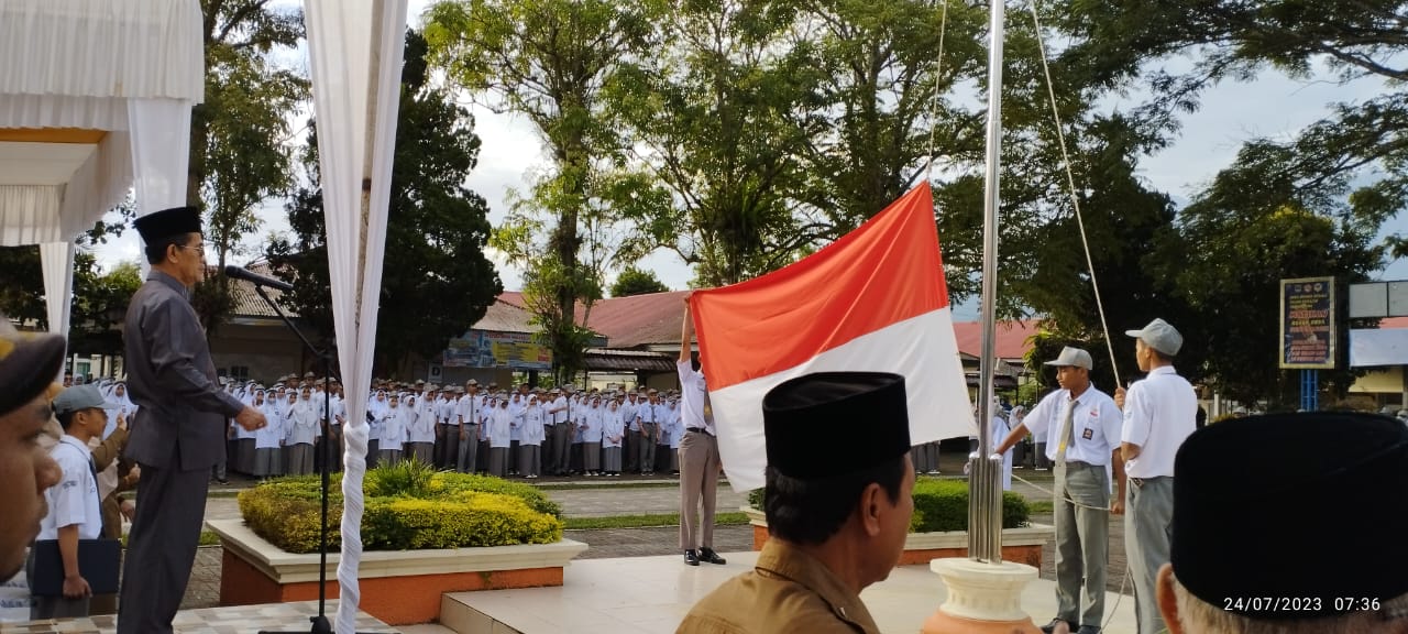 Bapak Drs. H. Asra Faber, MM Bertindak Sebagai Pembina Upacara di SMA Negeri 1 Ampek Angkek