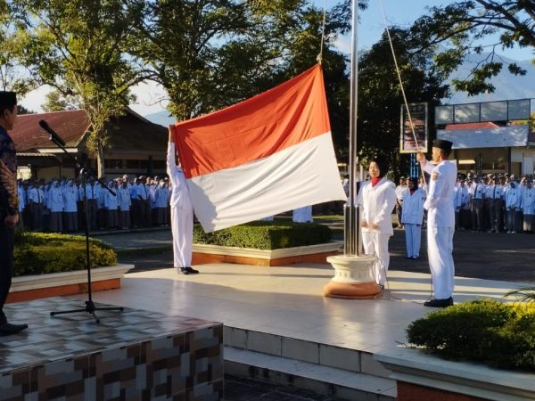 SMA Negeri 1 Ampek Angkek Melaksanakan Upacara Bendera di Awal Semester Ganjil Tahun Pelajaran 2023/2024