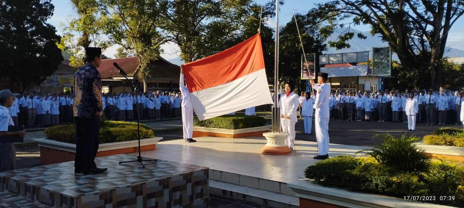 SMA Negeri 1 Ampek Angkek Melaksanakan Upacara Bendera di Awal Semester Ganjil Tahun Pelajaran 2023/2024