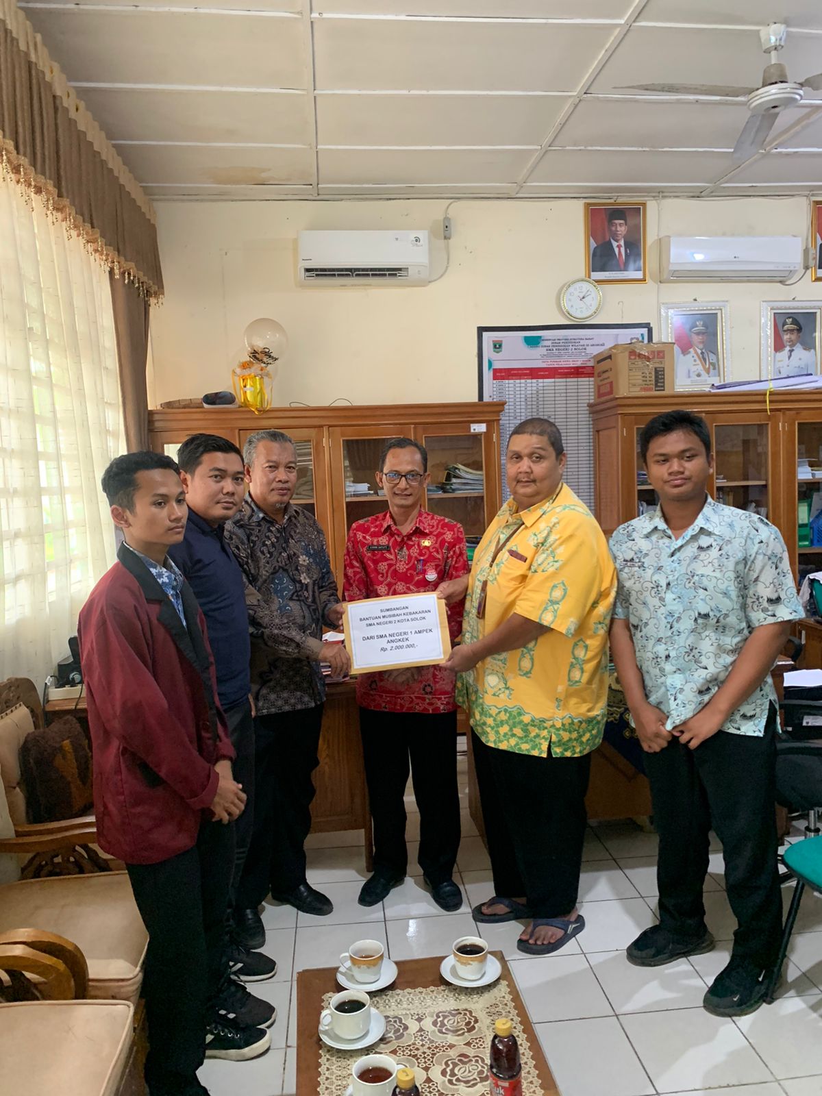 SMA Negeri 1 Ampek Angkek Memberikan Bantuan Ke SMA Negeri 2 Solok