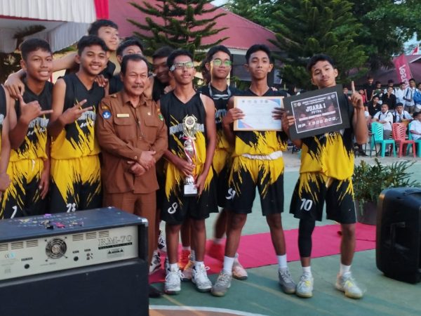 Kepala SMA Negeri 1 Ampek Angkek Menutup SMANIVA Basket Ball Tournament