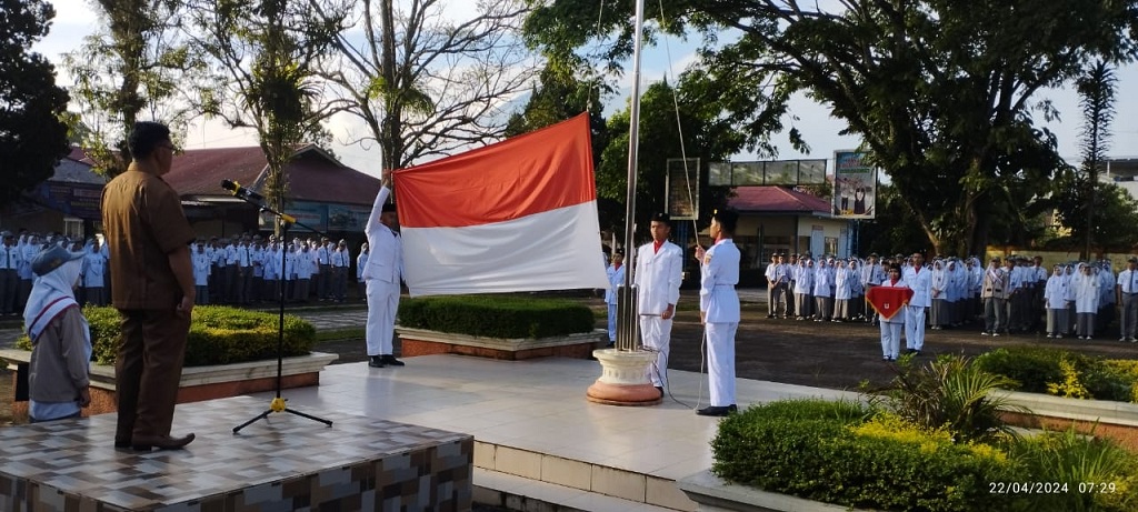 Bapak Indra Jaya Bertindak Sebagai Pembina Upacara