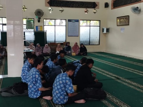 Kepala SMA Negeri 1 Ampek Angkek Mentup Secara Resmi Kegiatan Pesantren Ramadhan 1445 Hijriah