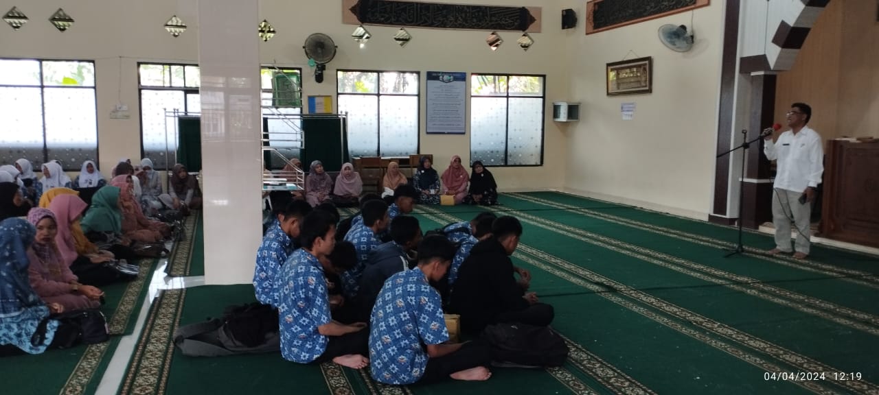 Kepala SMA Negeri 1 Ampek Angkek Mentup Secara Resmi Kegiatan Pesantren Ramadhan 1445 Hijriah