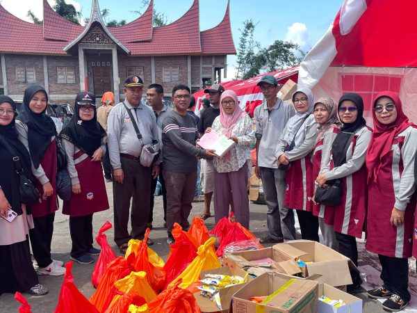 Keluarga Besar SMA Negeri 1 Ampek Angkek Salurkan Bantuan Untuk para korban Bencana Alam