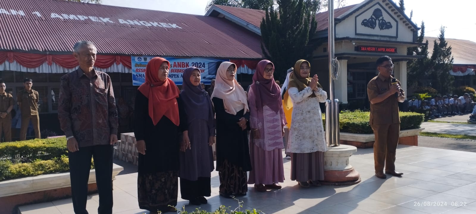 SMA Negeri 1 Ampek Angkek Memberikan Bingkisan Kepada Bapak/ Ibu Guru yang telah Purnatugas Tahun 2024