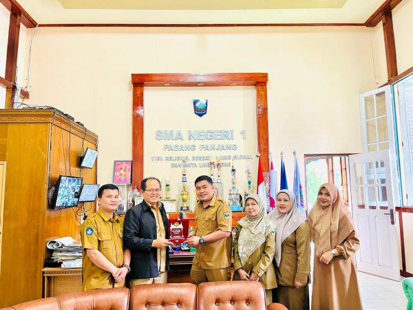 Perpustakaan SMA Negeri 1 Ampek Angkek Melakukan Kunjungan ke Perpustakaan SMA Negeri 1 Padang Panjang