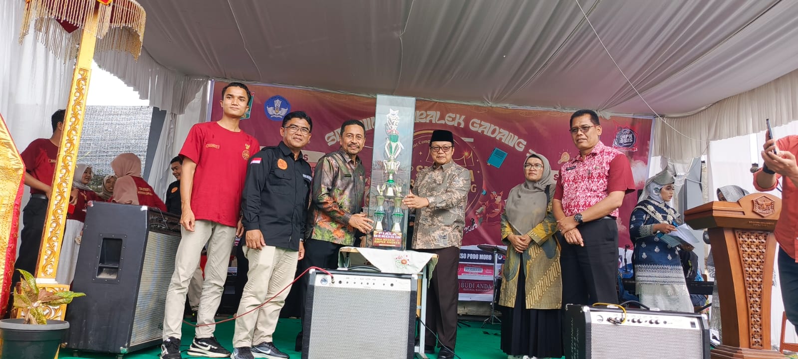 Kepala Dinas Pendidikan Propinsi Sumatera Barat Menutup Kegiatan SMANIVA Baralek Gadang III