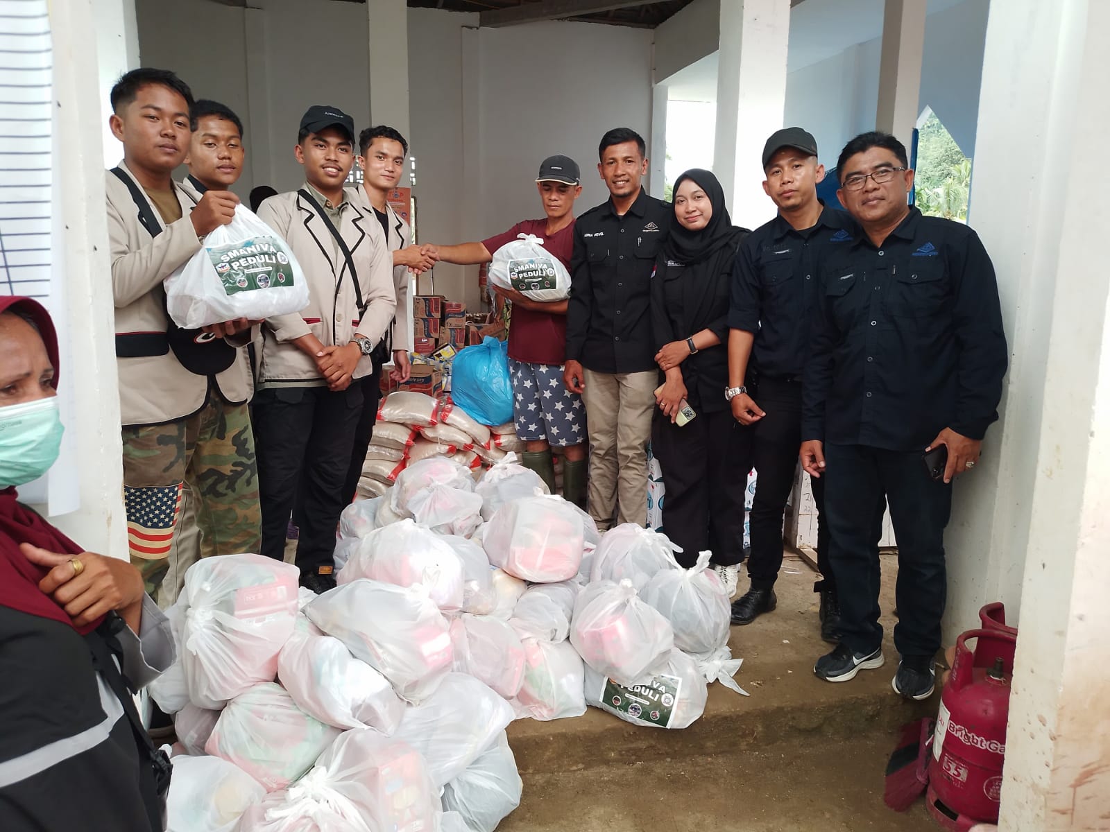 SMA Negeri 1 Ampek Angkek  Salurkan Bantuan Peduli Bencana di Kecamatan Palembayan .