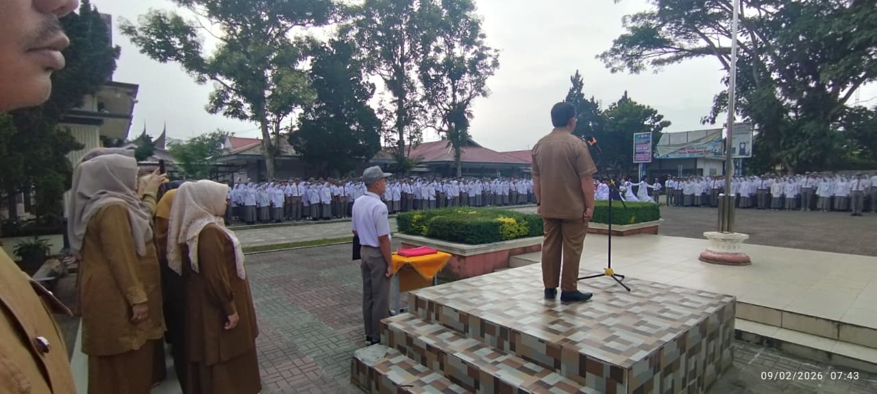 Kelas XII Menjadi Pelaksana Upacara Terakhir sebelum Melaksanakan Ujian Satuan Pendidikan (USP) TP. 2025/2026 Kelas XII Menjadi Pelaksana Upacara Terakhir sebelum Melaksanakan Ujian Satuan Pendidikan (USP) TP. 2025/2026