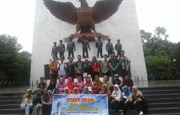 SMAN 1 Ampek Angkek lakukan Studi Lapangan ke Jakarta dan Bandung