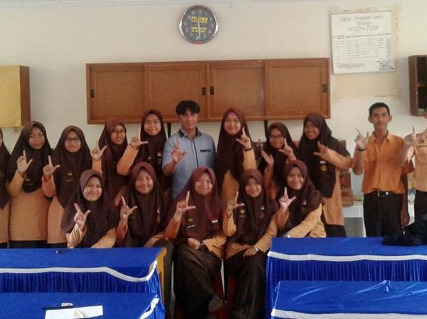 Tim Jurnalistik SMAN 1 Ampek Angkek Rampungkan Majalah Sekolah