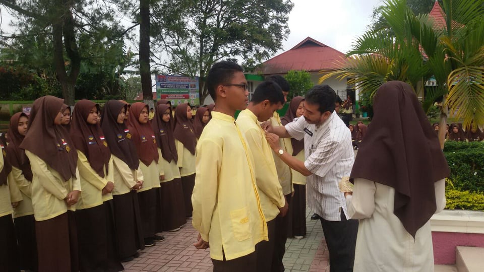 Kepala SMAN 1 Ampek Angkek kukuhkan siswa KKR, PIK dan Oliempiade Sains Nasional (OSN)