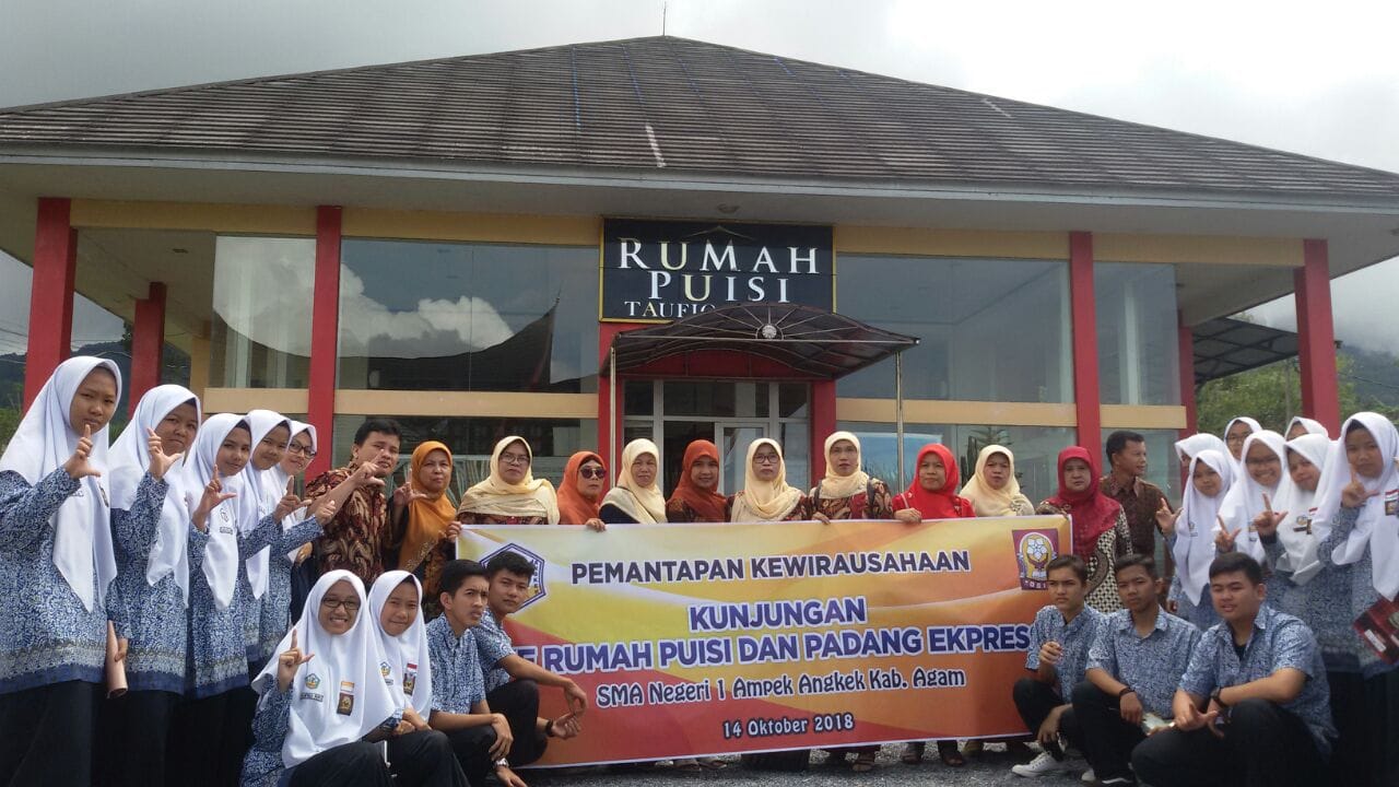 Tim Jurnalistik SMAN 1 Ampek Angkek Lakukan Kujungan ke Rumah Puisi Taufiq Ismail dan Harian Surat Kabar Padang Ekspres