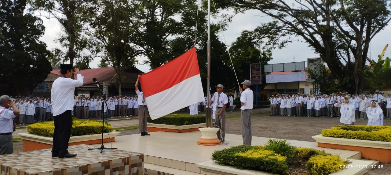 SMA Negeri 1 Ampek Angkek Melaksanakan Upacara Bendera Hari Pendidikan Nasional Tahun 2023